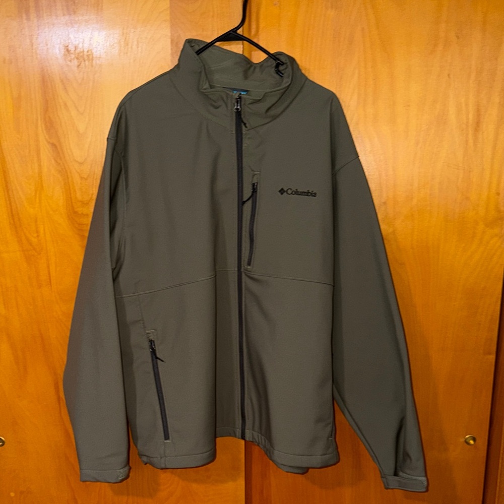 Columbia Men's Army Green Performance Softshell Jacket